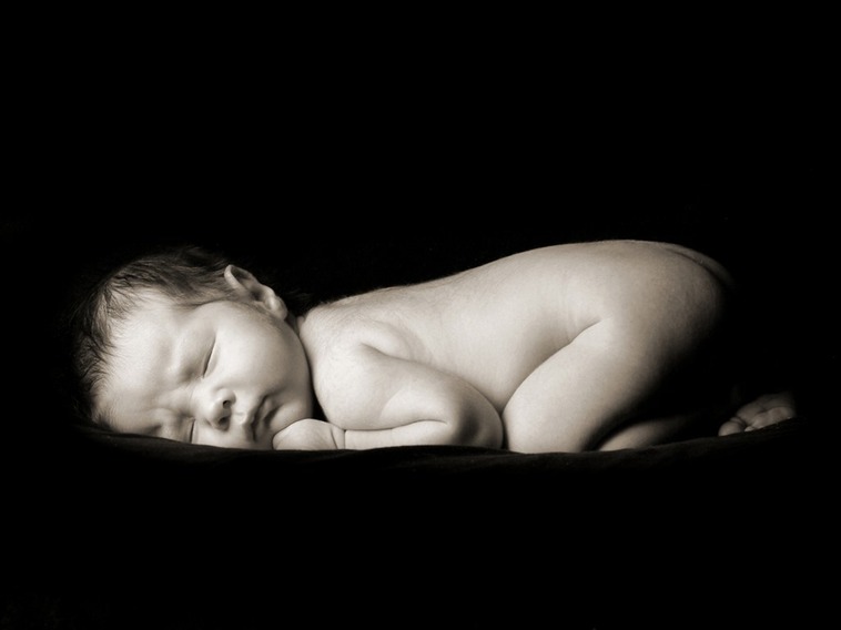 [wallcoo com] Black and white Photo of sleeping newborn baby ISPC006012